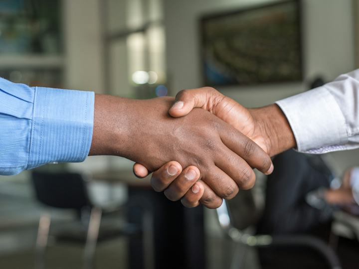 Poignée de main entre deux personnes dans un bureau