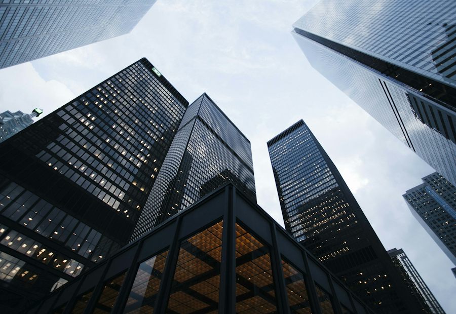 Tours de bureaux d'un quartier d'affaires vues en contre-plongée